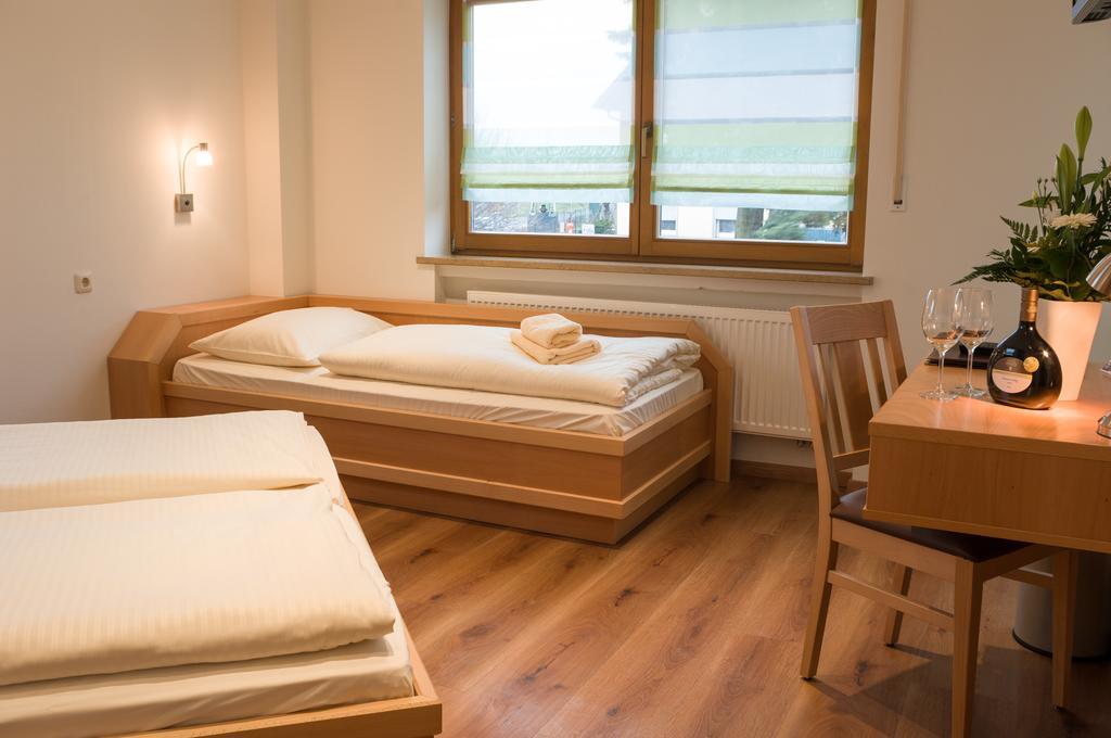 Hotel Schwarzes Ross Schwarzach am Main Zimmer foto